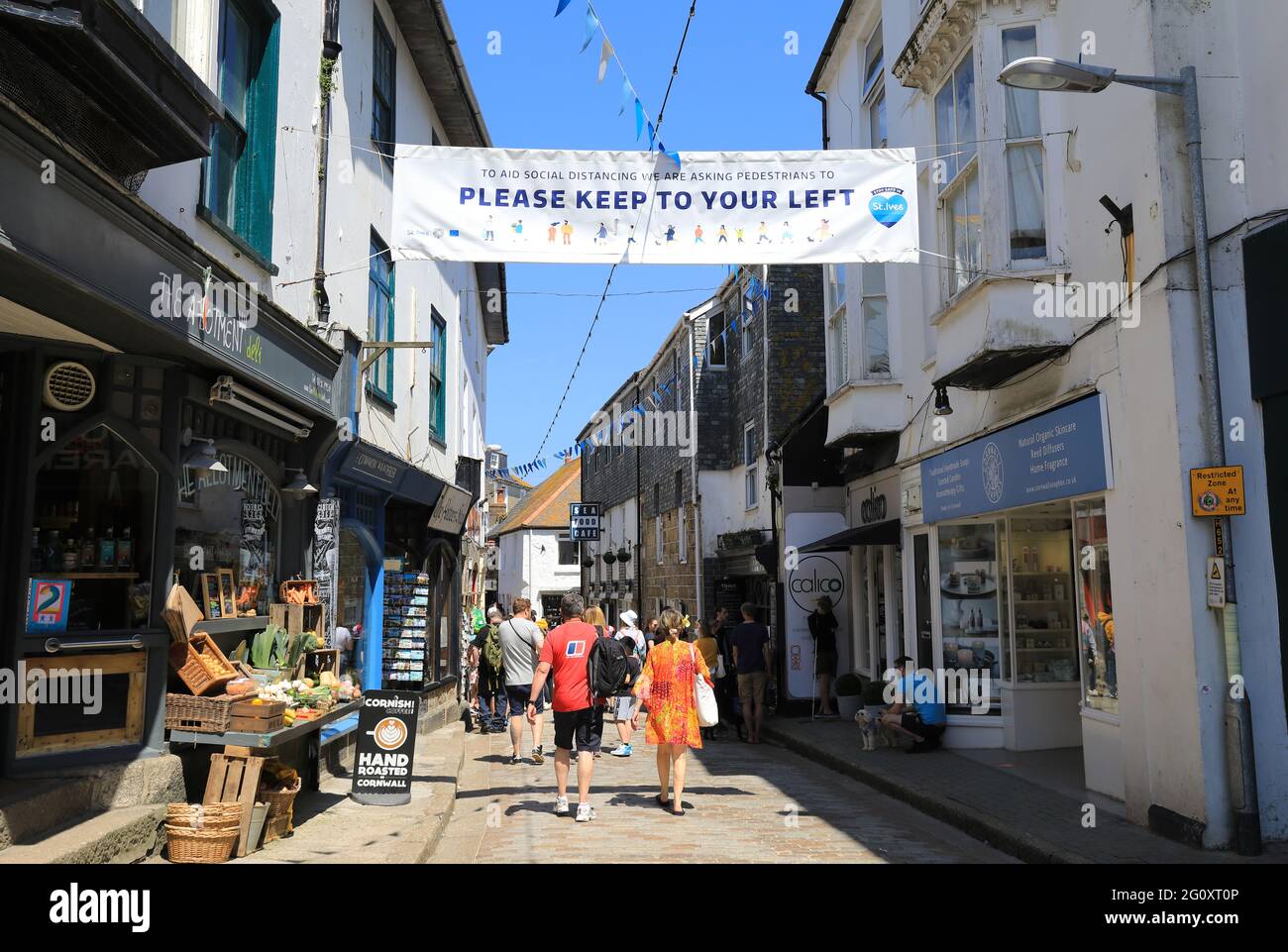 Shopping in pretty St Ives, in Cornwall, UK Stock Photo - Alamy