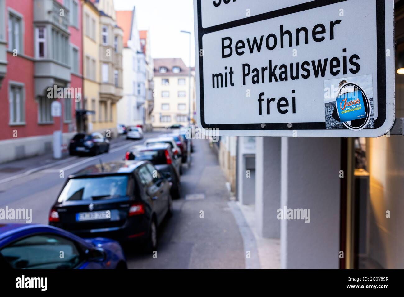 Freiburg, Germany. 28th May, 2021. A sign reading "Residents with parking  permit free" marks a zone with residents' parking permits in the city  centre. (To dpa "Cities in the southwest want to