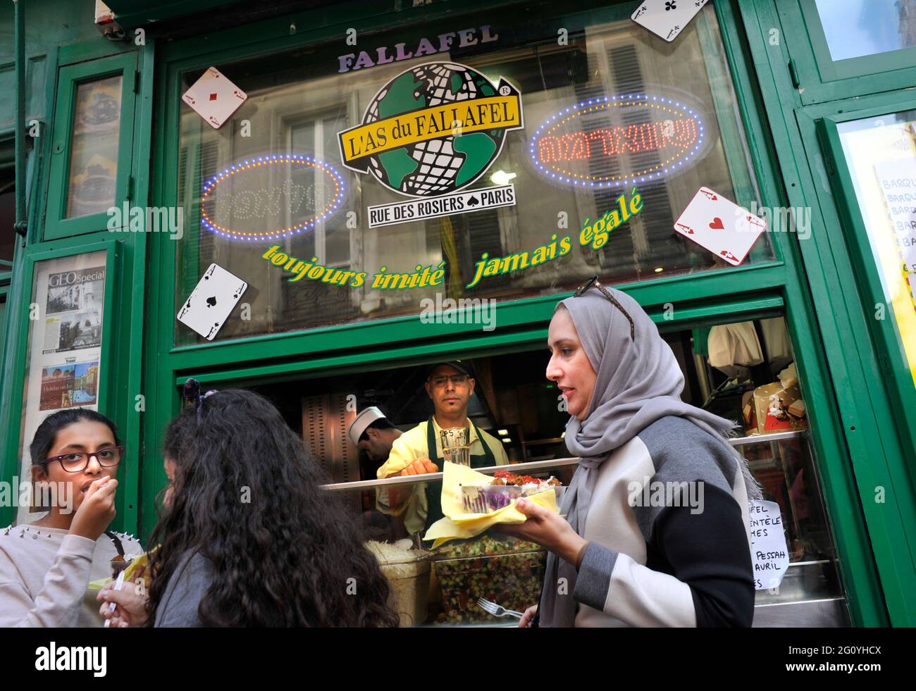 Page 3 - Muslim Woman France High Resolution Stock Photography and Images -  Alamy