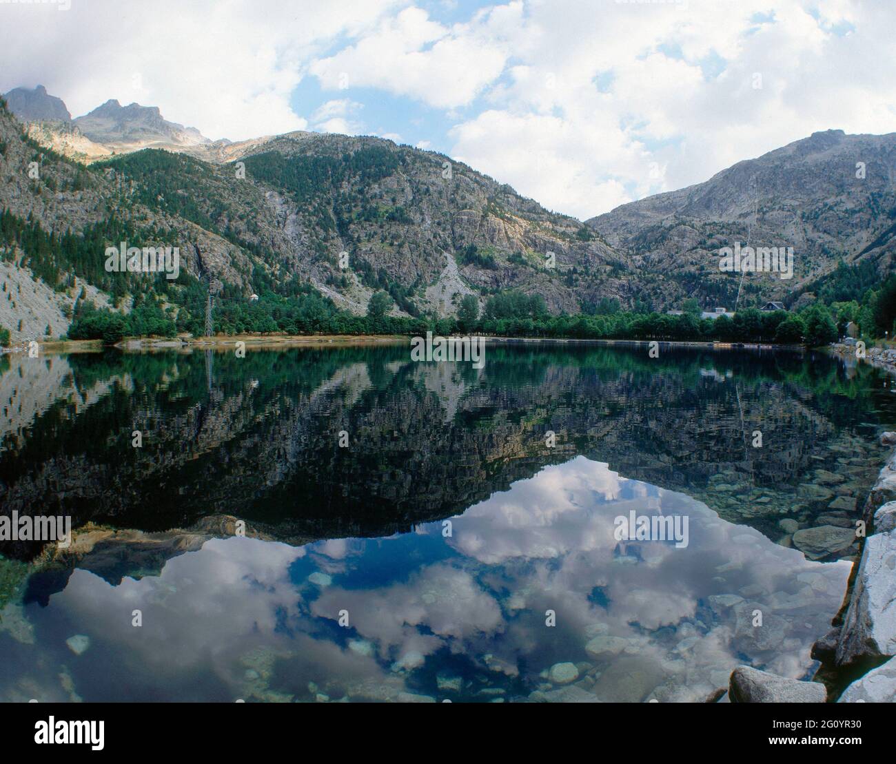 VISTA DEL LAGO Y AL FONDO SIERRA TENDEÑERA -. Location: EXTERIOR. Panticosa. HUESCA. SPAIN. Stock Photo