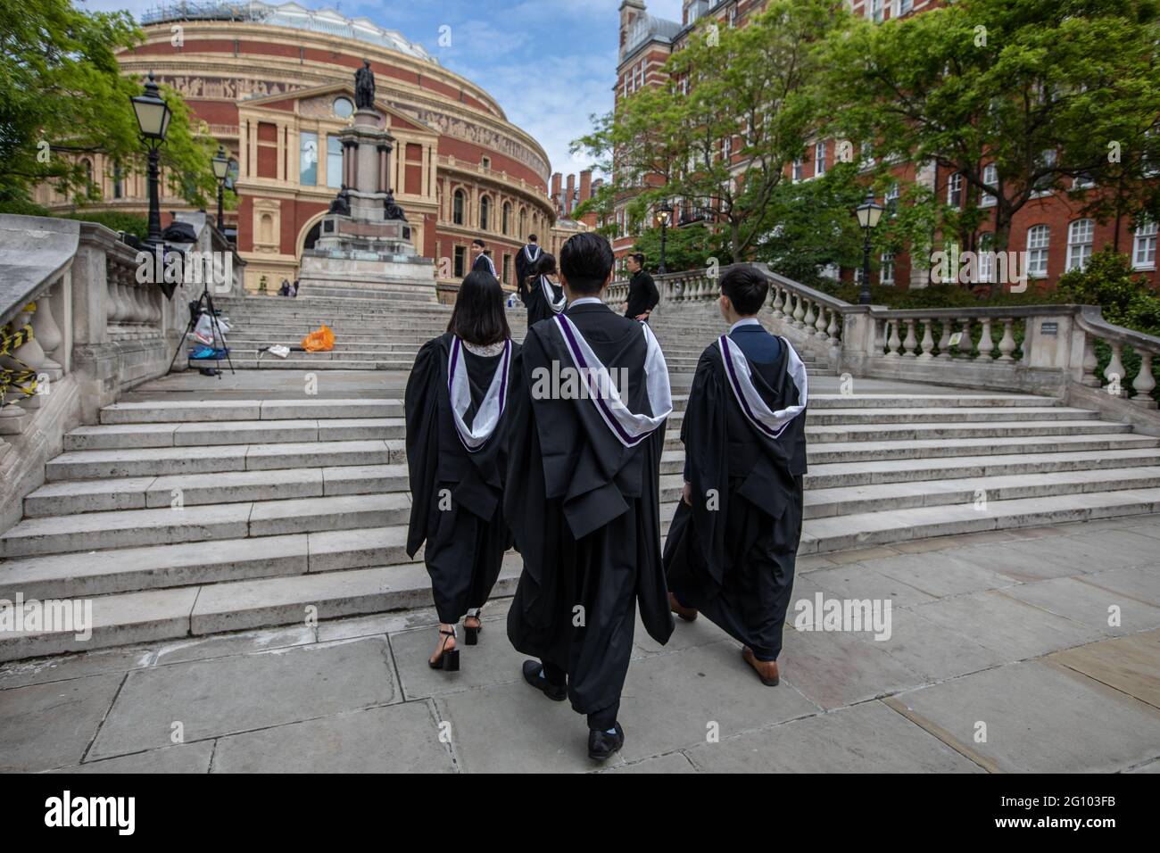 University Graduates outside the Royal Albert Hall, London, England, UK Stock Photo