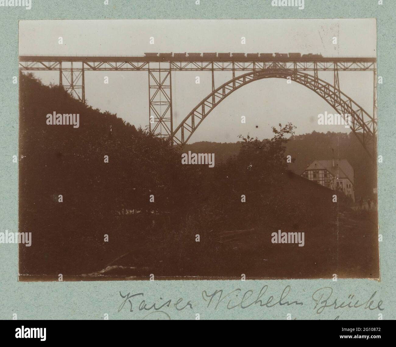 De Müngsten Bridge Over de Wupper Vallei; Kaiser Wilhelm Brücke Remscheid 1902; Photographieën. Photo Uit Album 'Photographieën '. Stock Photo