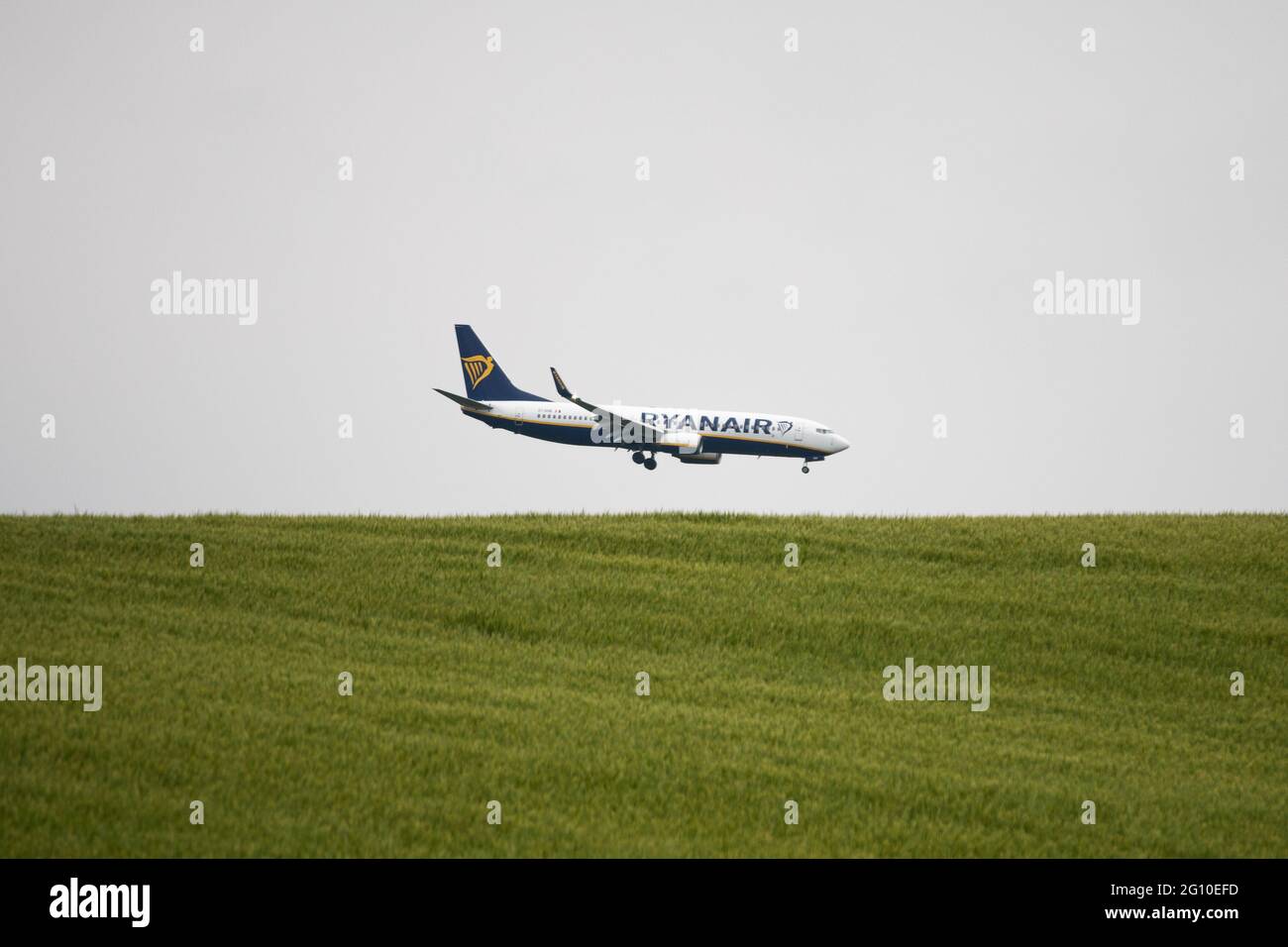 Ryanair 737-800 final approach at Glasgow Airport Stock Photo