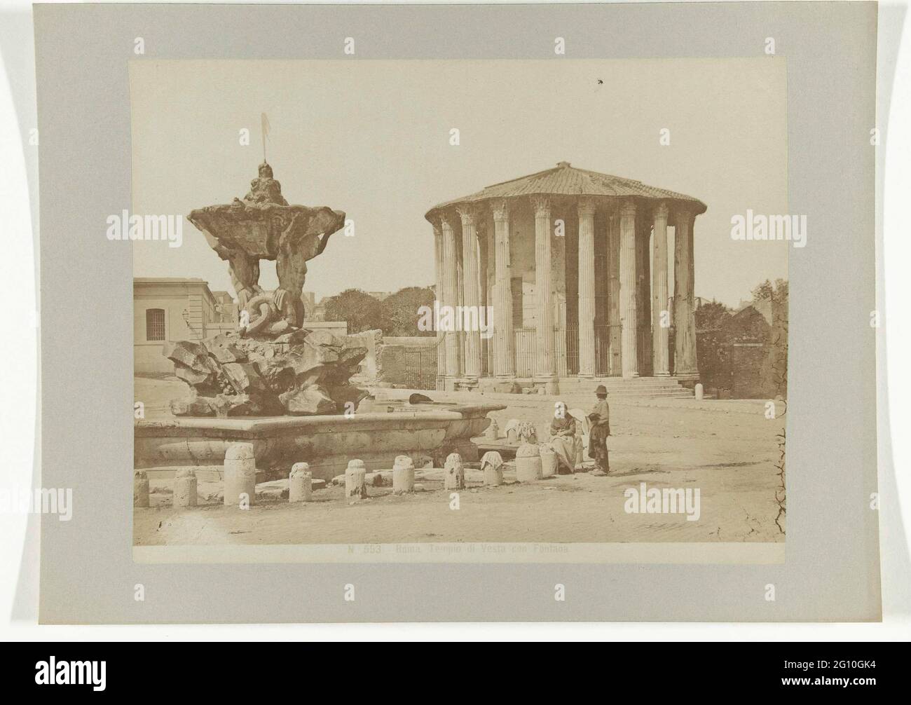 Tempel van Vesta Met Fontein, Rome; No. 553. Rome. Temple of Vesta with  fountain Stock Photo - Alamy