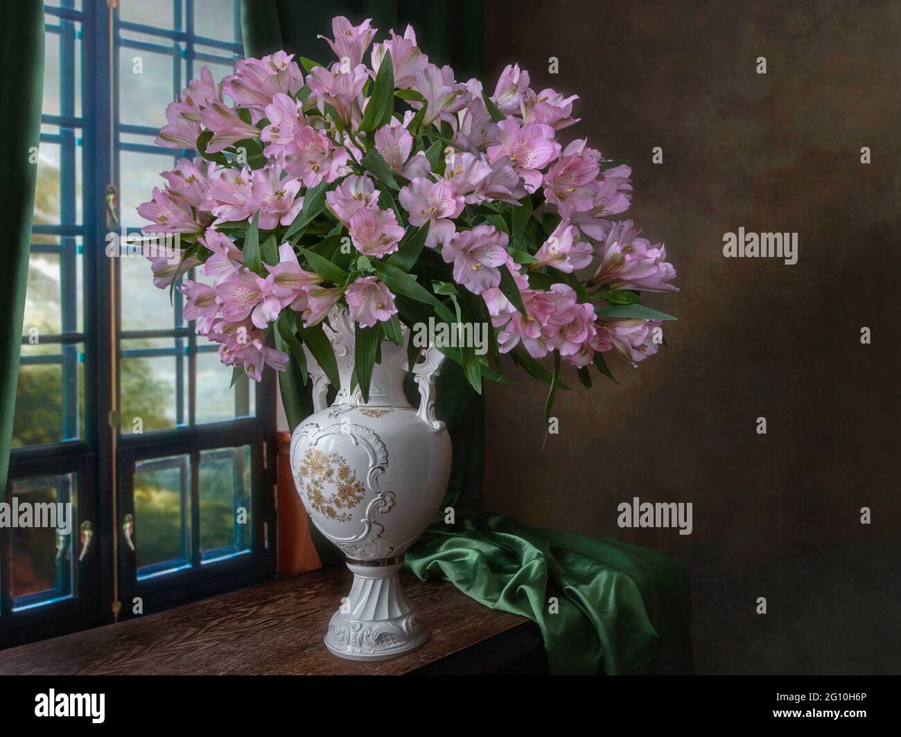 Still life with splendid bouquet of flowers Stock Photo - Alamy