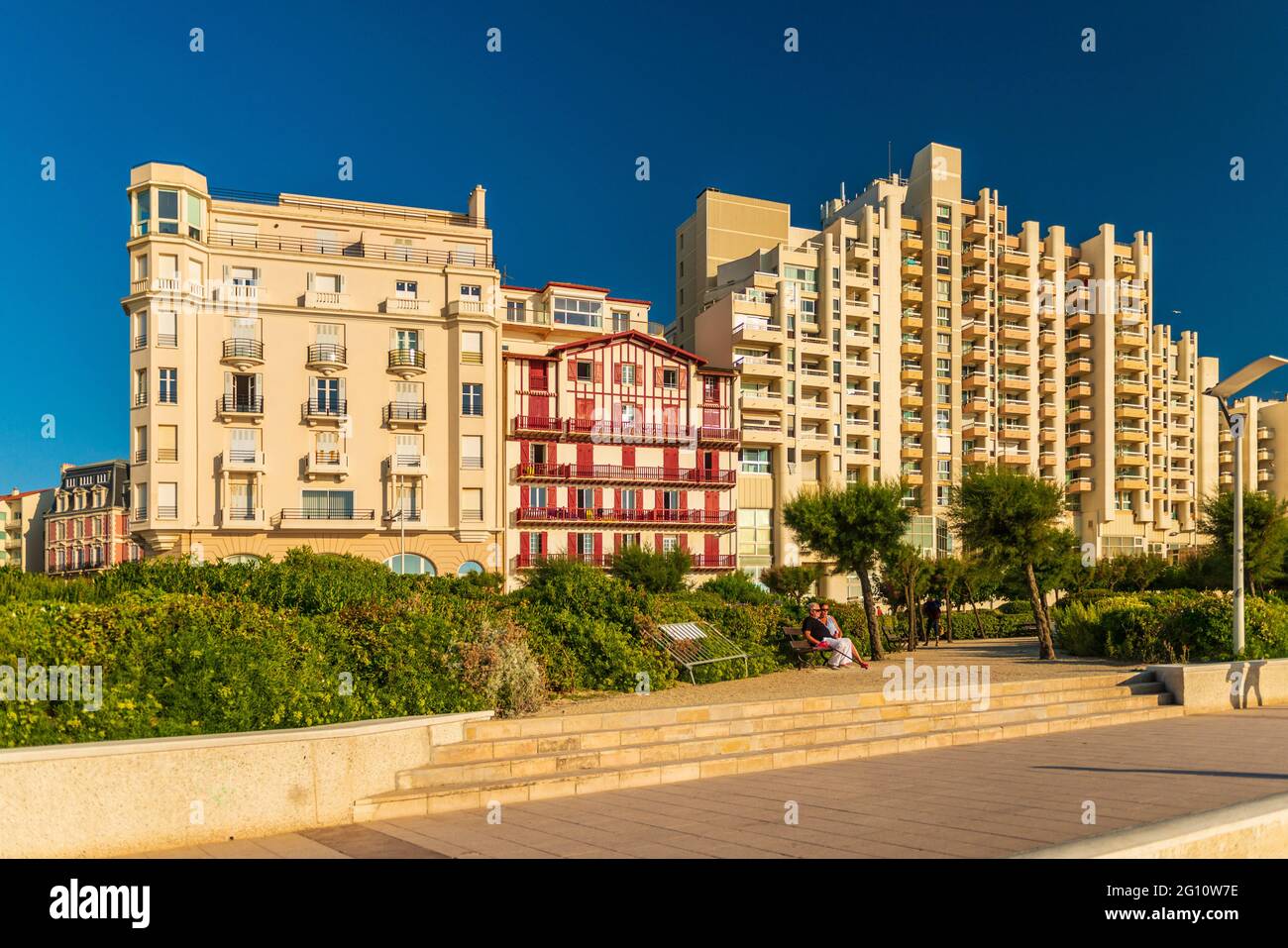 FRANCE. PYRENEES-ATLANTIQUES (64), BIARRITZ, BUILDING WITH TRADITIONAL BASQUE ARCHITECTURE AND APARTMENT BUILDING ON THE SEAFRONT, BOULEVARD DU GENERA Stock Photo