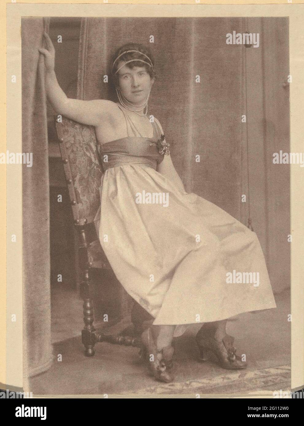 1900s woman evening gown hi-res stock photography and images - Alamy