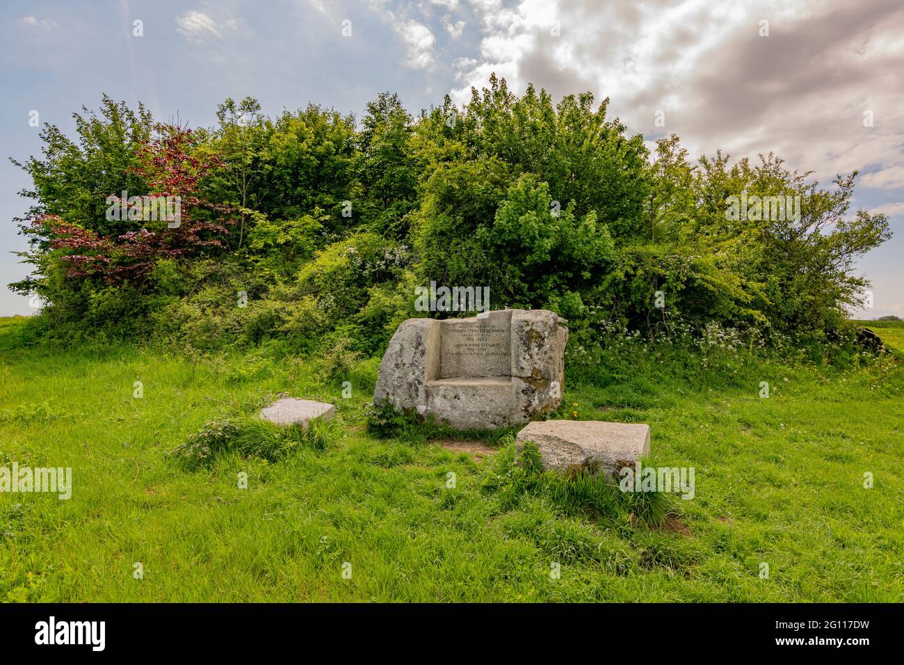 Stone seats in memory of Charles Spencer Denman & Shelia Anne Stewart - 5th Baron & Baroness of Dovedale - situated just off the South Downs Way. Stock Photo