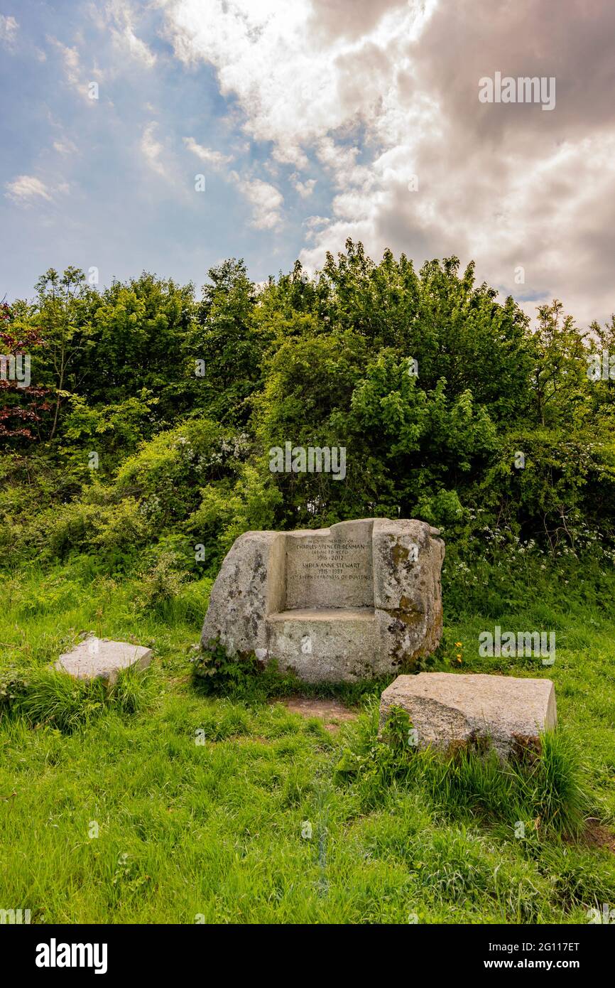 Stone seats in memory of Charles Spencer Denman & Shelia Anne Stewart - 5th Baron & Baroness of Dovedale - situated just off the South Downs Way. Stock Photo