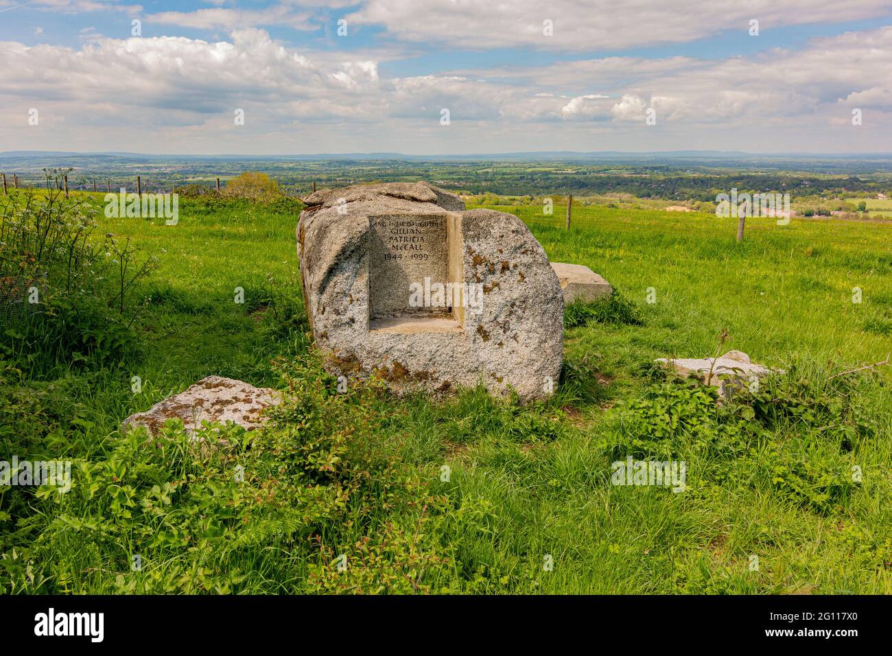 Stone seats in memory of Charles Spencer Denman & Shelia Anne Stewart - 5th Baron & Baroness of Dovedale - situated just off the South Downs Way. Stock Photo