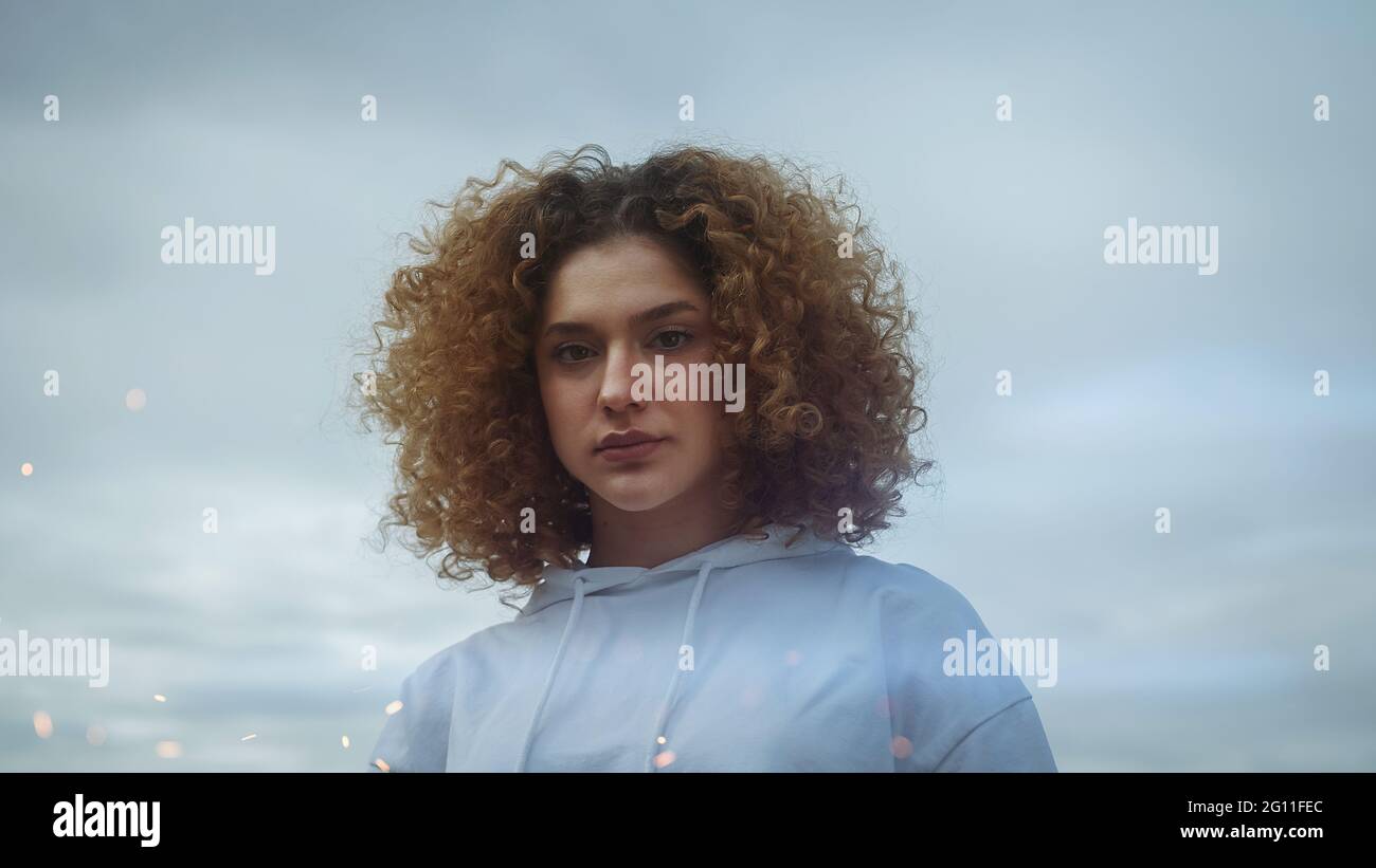 White woman and curly hair hi-res stock photography and images - Alamy