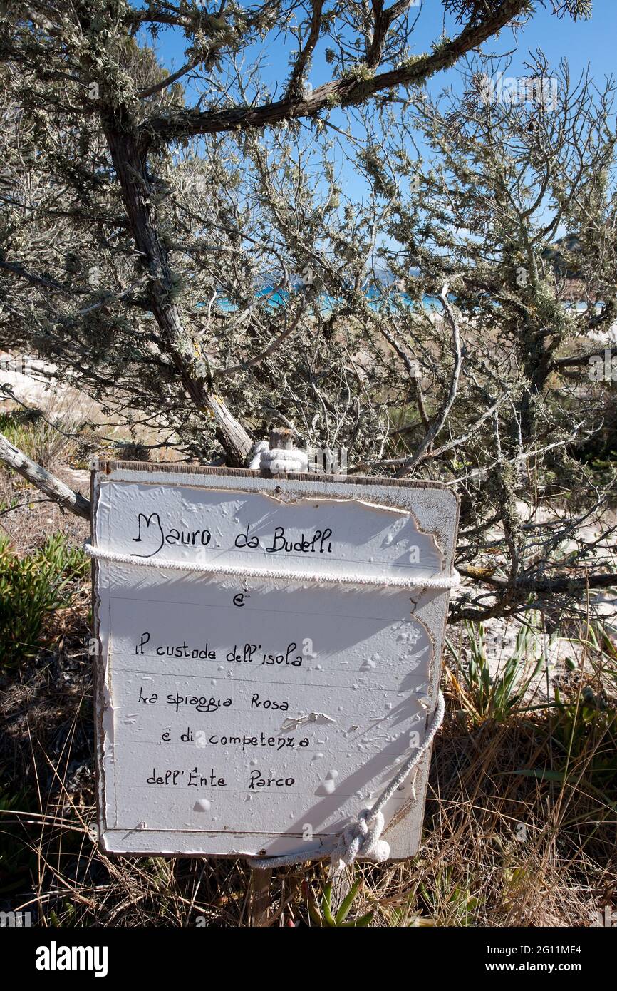 handgeschriebene Informationstafel auf Insel Budelli, Maddalena Archipel, Sardinien, Italien, Europa Stock Photo