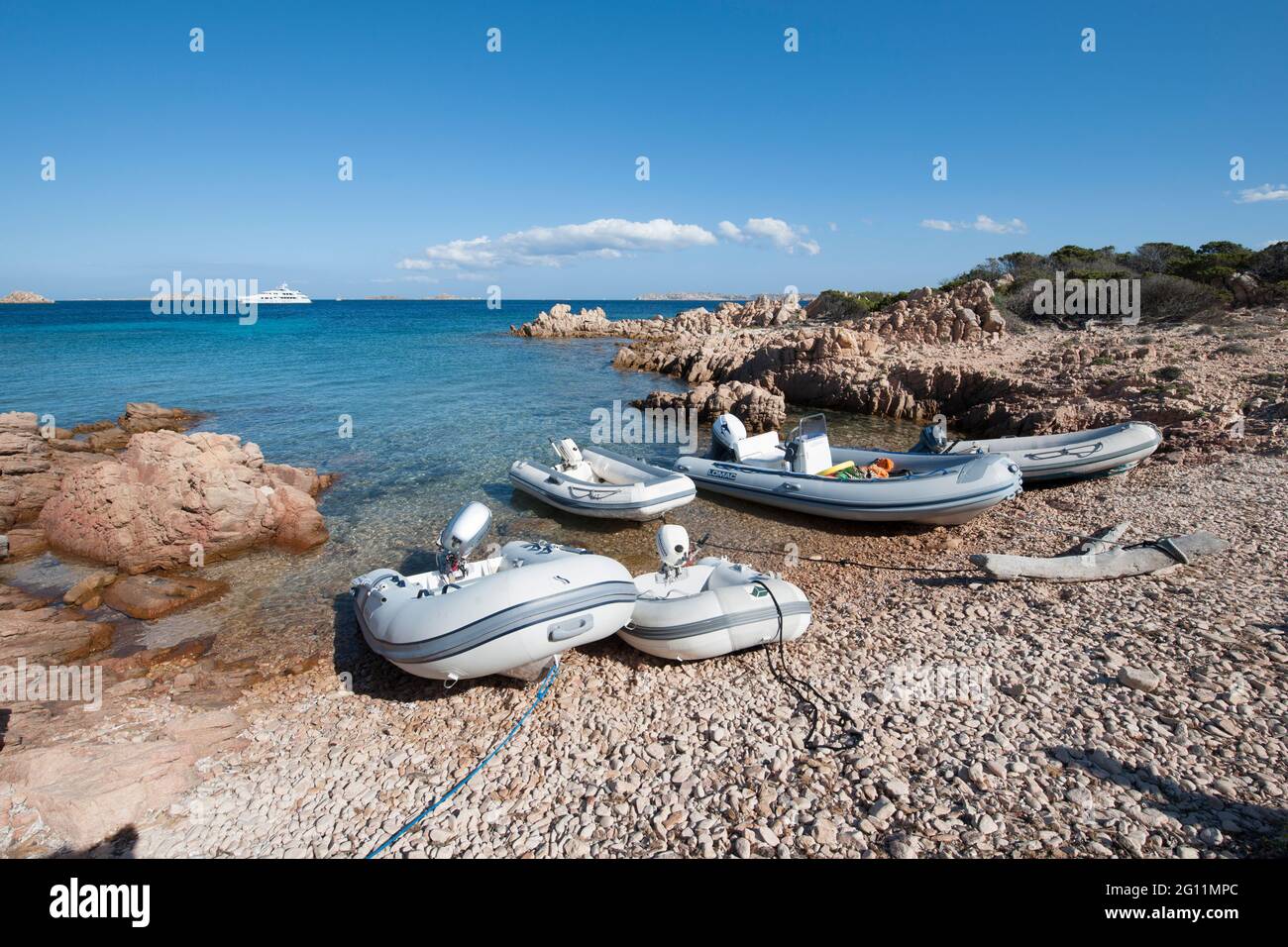 Schlauchboote am Strand von Insel Budelli, Maddalena Archipel, Sardinien, Italien, Europa Stock Photo
