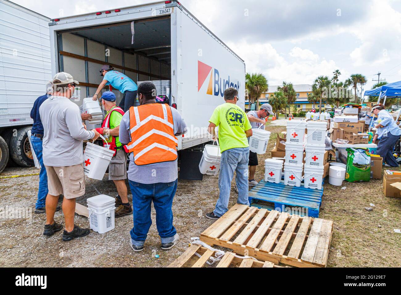 Florida FL South Everglades City after Hurricane Irma response recovery assistance distribution site Red Cross workers volunteer volunteers Photo Alamy