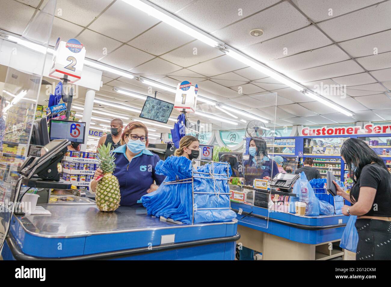 Miami Beach Florida,El Presidente Supermarket grocery store inside interior,interior cashier cashiers,checkout line queue Hispanic Latin Latino ethnic Stock Photo