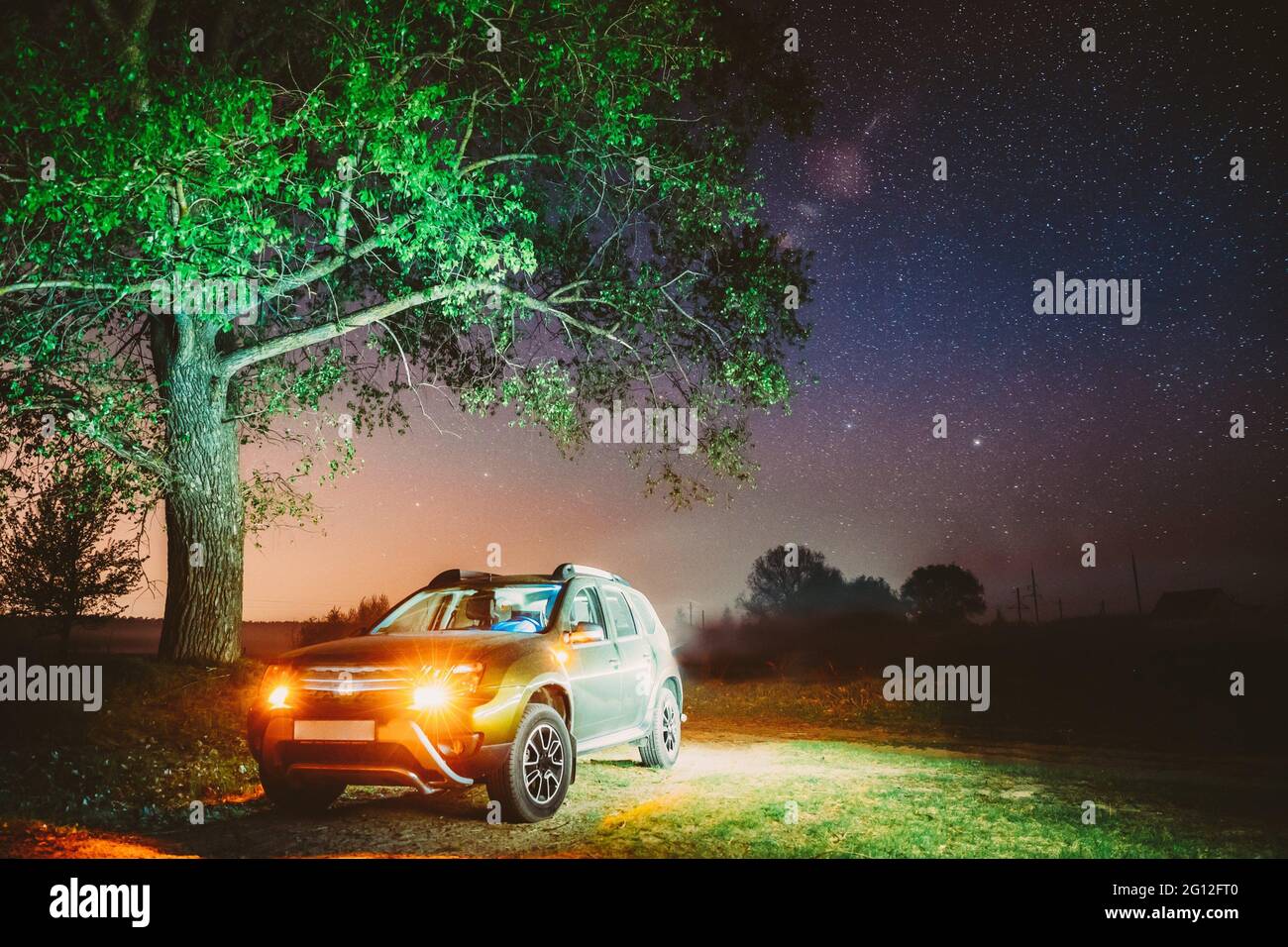 Car night forest hi-res stock photography and images - Alamy