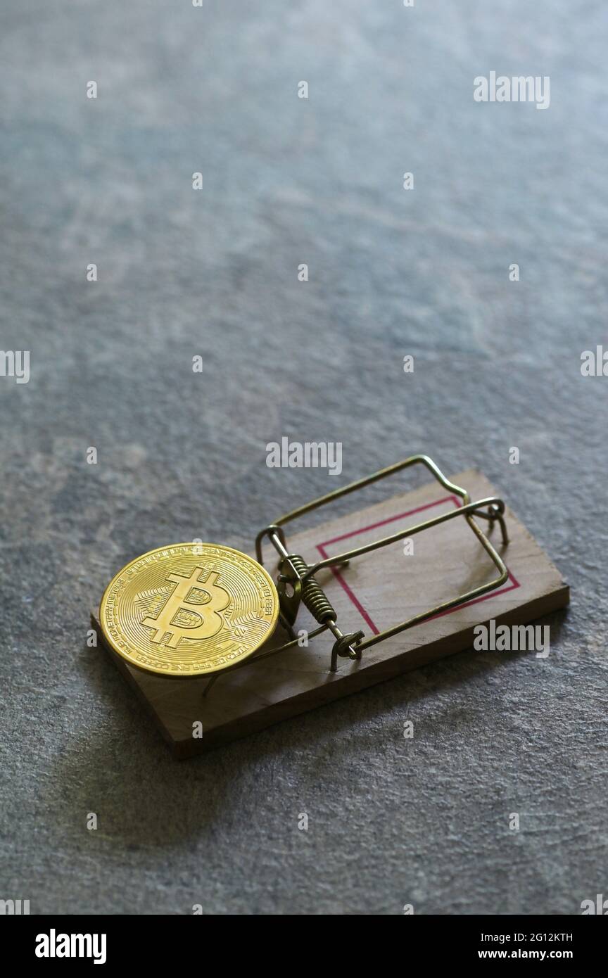 https://c8.alamy.com/comp/2G12KTH/abstract-mouse-trap-risk-with-cryptocurrency-bitcoin-2G12KTH.jpg