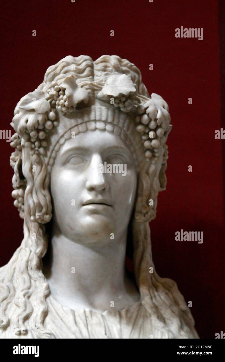 Ancient roman woman statue hires stock photography and images Alamy