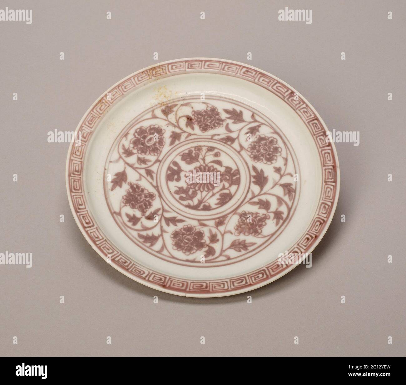 Shallow Dish with Peony Scrolls, Chrysanthemum Sprays, and Key-Fret Border; Lotus Panels Panels Under Rim - Ming dynasty (1368 - 1644), Hongwu period Stock Photo