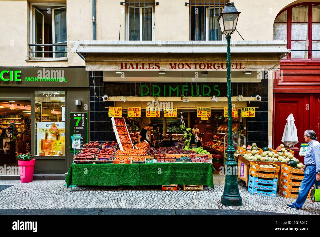 FRANCE. PARIS (75).1ST DISTRICT. A MERCHANT OF FRUITS AND VEGETABLES IN