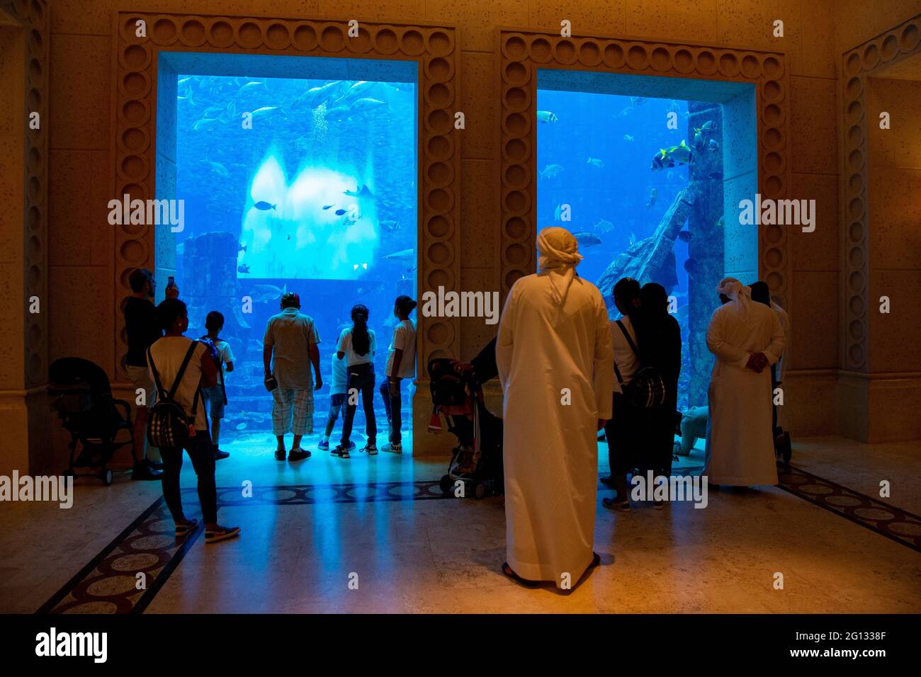 Visitors admiring the fish at the Atlantis luxury resort on Palm Jumeirah, Dubai. 2.Dec. 2018 Stock Photo