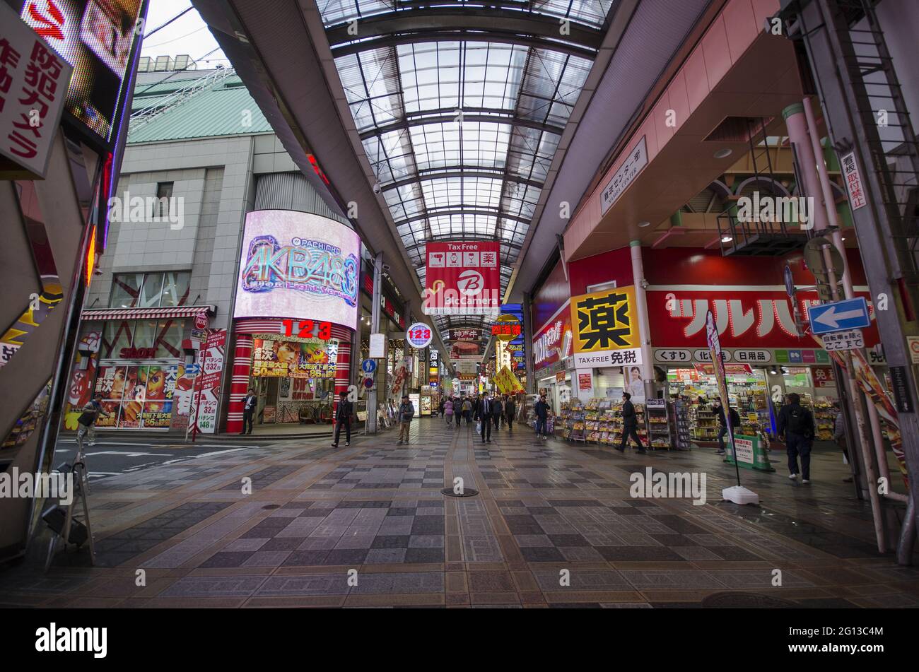 Vecchi videogiochi, macchine arcade degli anni '80 e '90, quartiere  Shinsekai, Osaka, Giappone Foto stock - Alamy