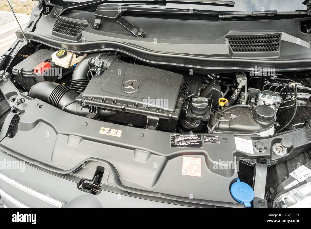 Mercedes vito engine hi-res stock photography and images - Alamy