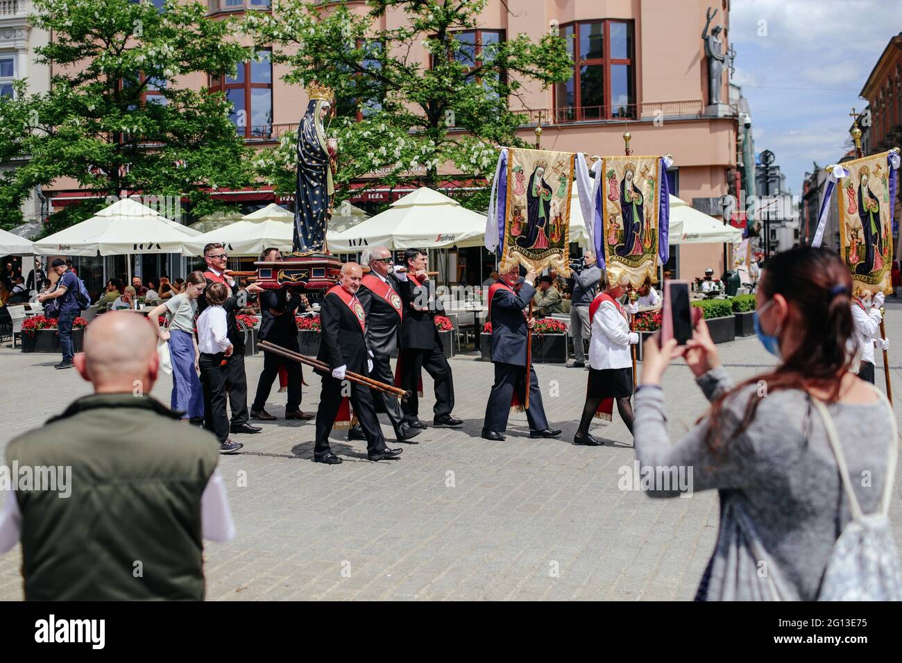 Krakow, Poland. 03rd June, 2021. Members of the Brotherhood of the Sorrowful Mother of God carry a statue of the Virgin Mary during the procession. Thousands of catholic people took part in the annual Corpus Christ Procession that passed through Cracow despite the coronavirus threat. It triggered a public discussion about the social responsibility of the Catholic Church in Poland. The official position of the clerical hierarchy required that security measures be observed, but at the same time encouraged mass participation in the procession. (Photo by Filip Radwanski/SOPA Images/Sipa USA) Credi Stock Photo