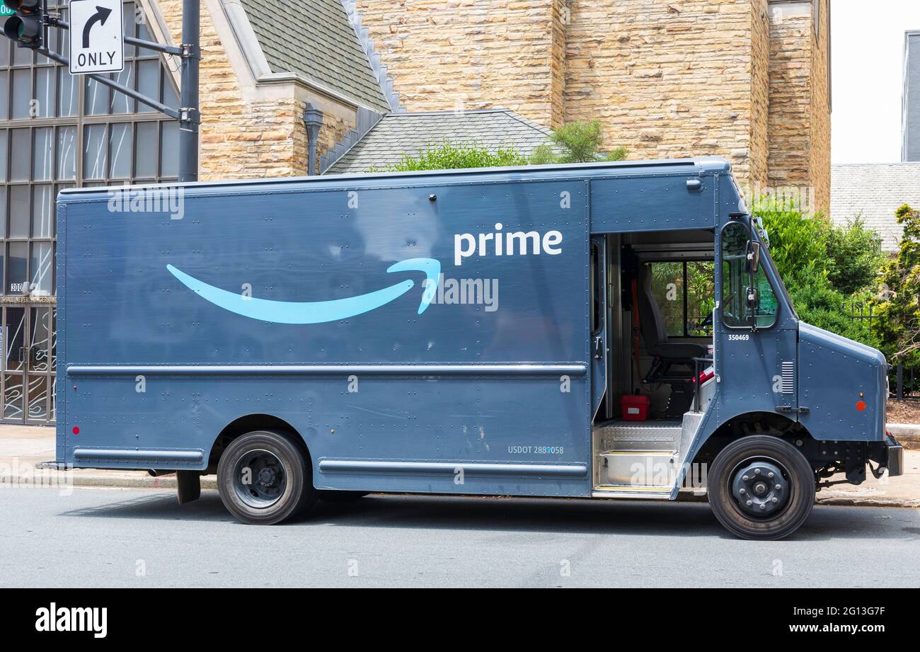 WINSTON-SALEM, NC, USA-1 JUNE 2021: An Amazon Prime delivery step van Stock  Photo - Alamy