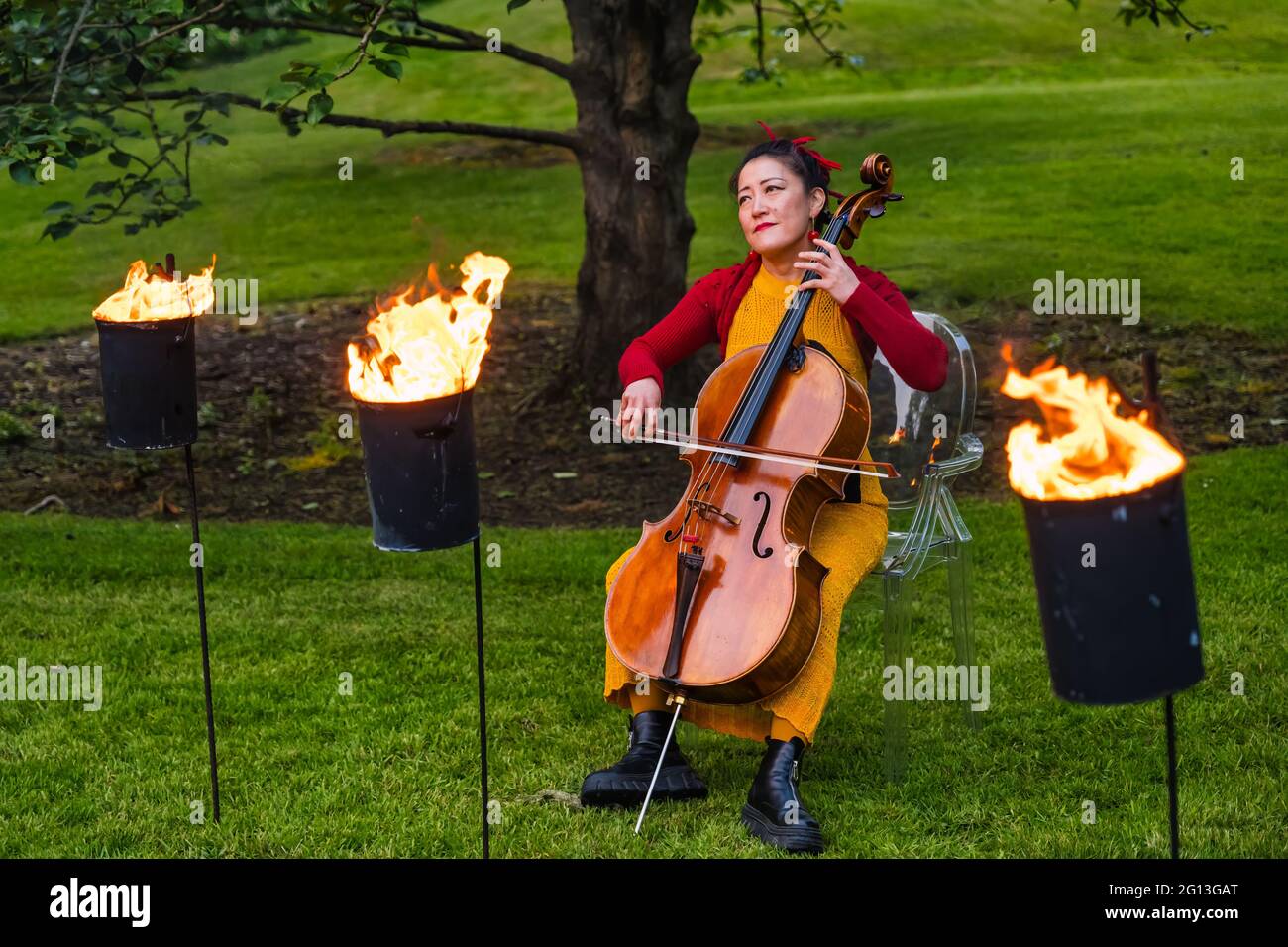 Su-a Lee cellist with Scottish Chamber Orchestra at, Edinburgh International Festival launch, Royal Botanic Garden, Scotland, UK Stock Photo