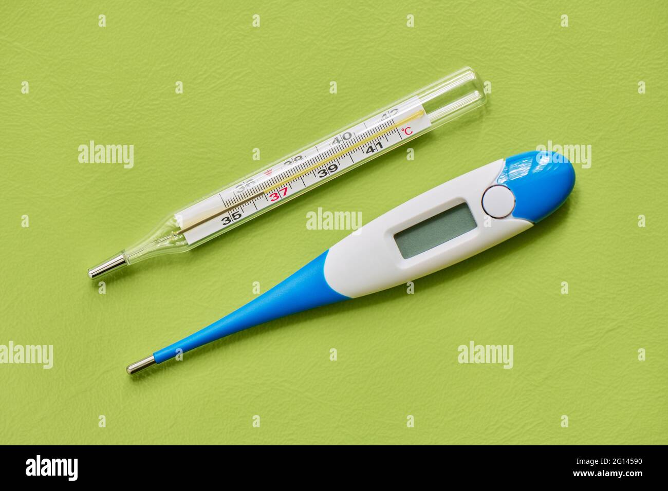 https://c8.alamy.com/comp/2G14590/medical-electronic-and-mercury-thermometers-close-up-2G14590.jpg