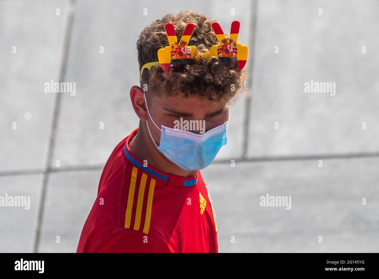 Madrid, Spain. 04th June, 2021. A fan of the Spanish national football team arrive to the Wanda Metropolitan Stadium. With the capacity reduced to the twenty percent due to the coronavirus (COVID-19) pandemic, the Wanda Metropolitan stadium regained the public, with almost 15,000 fans in its stands, for the friendly match between Spain and Portugal to prepare for the UEFA European Championships. Credit: Marcos del Mazo/Alamy Live News Stock Photo