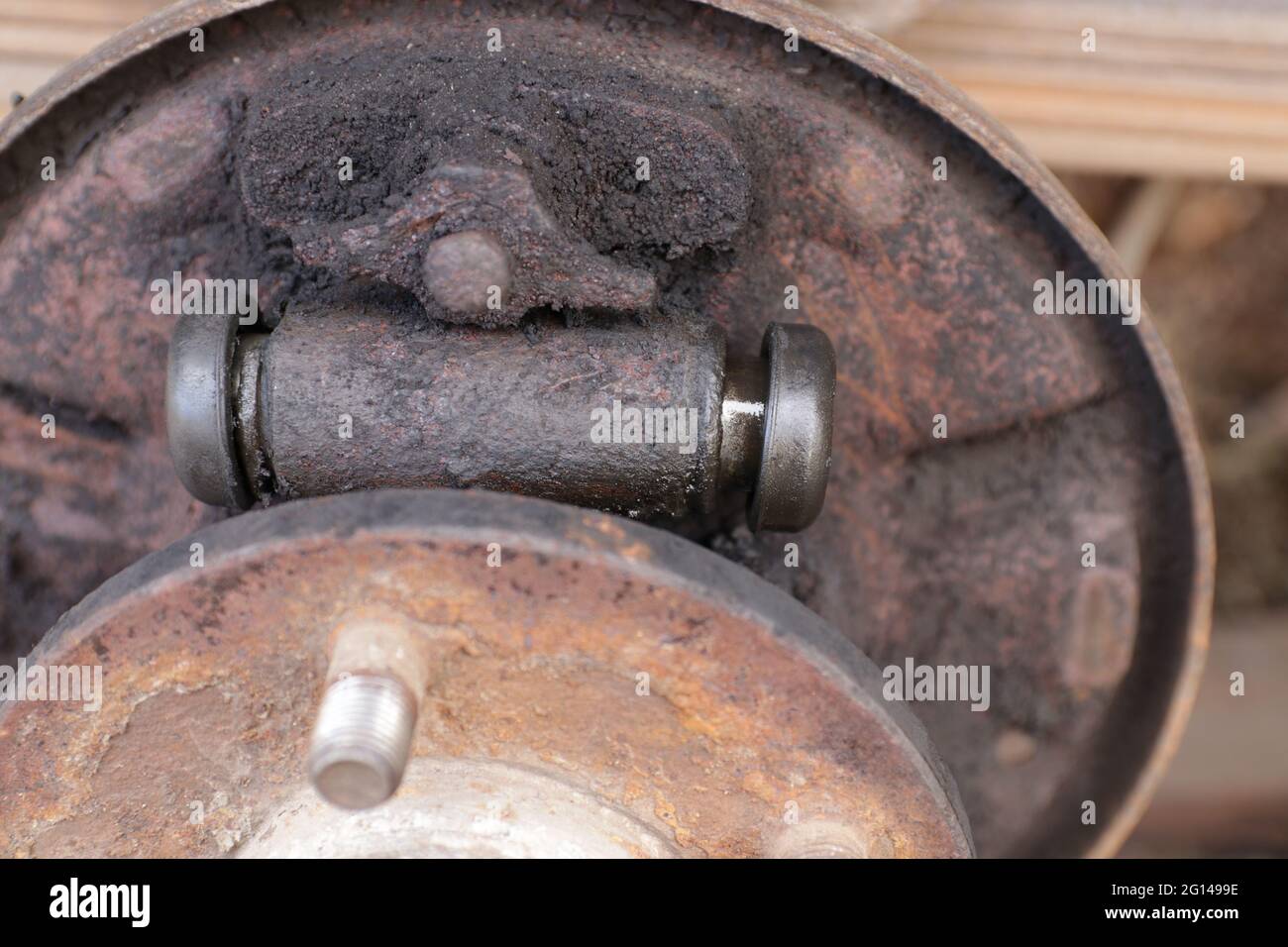 Defective automobile brake cylinder. Brake cylinder changing required