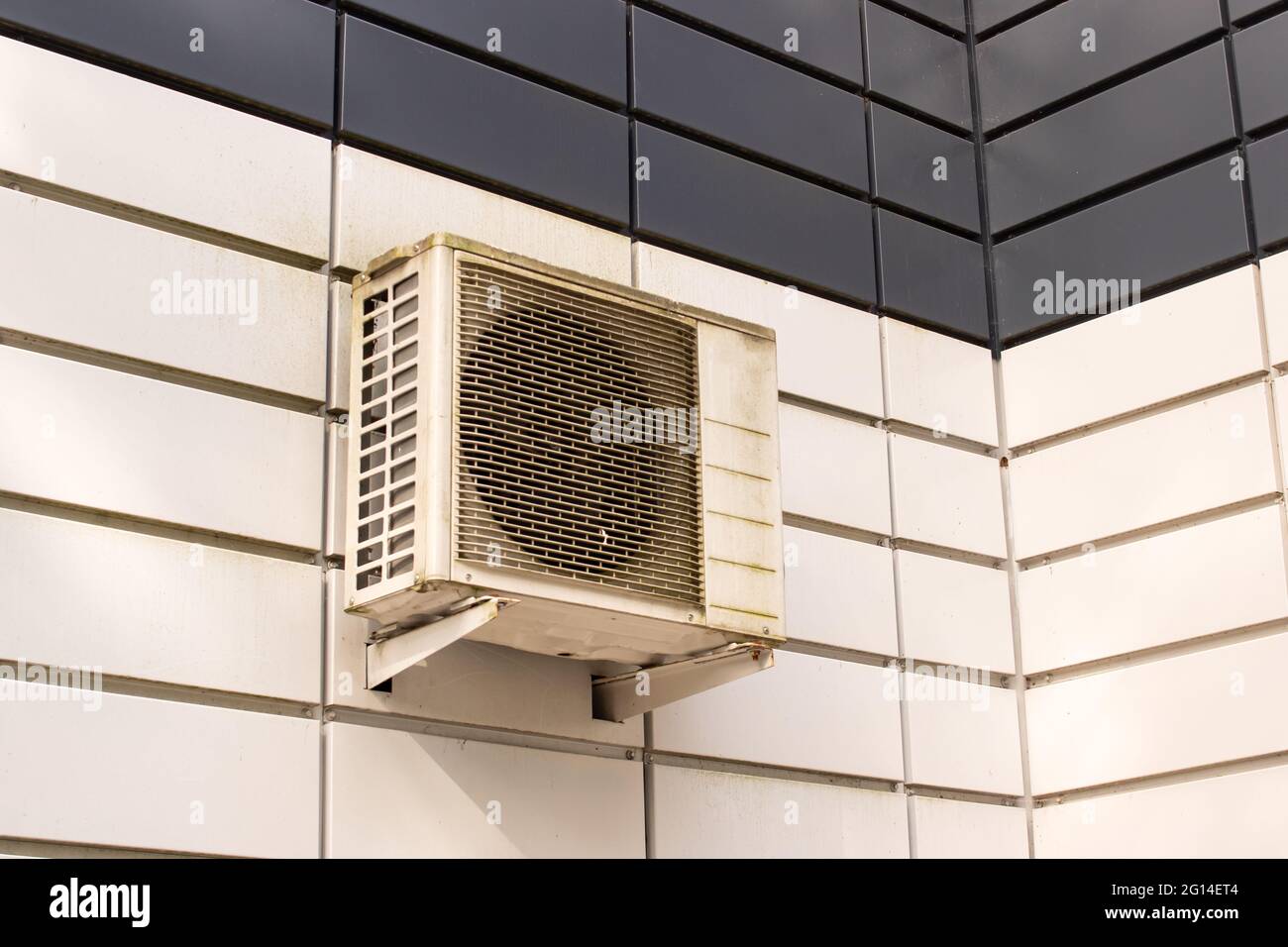 Air conditioner cover hi-res stock photography and images - Alamy