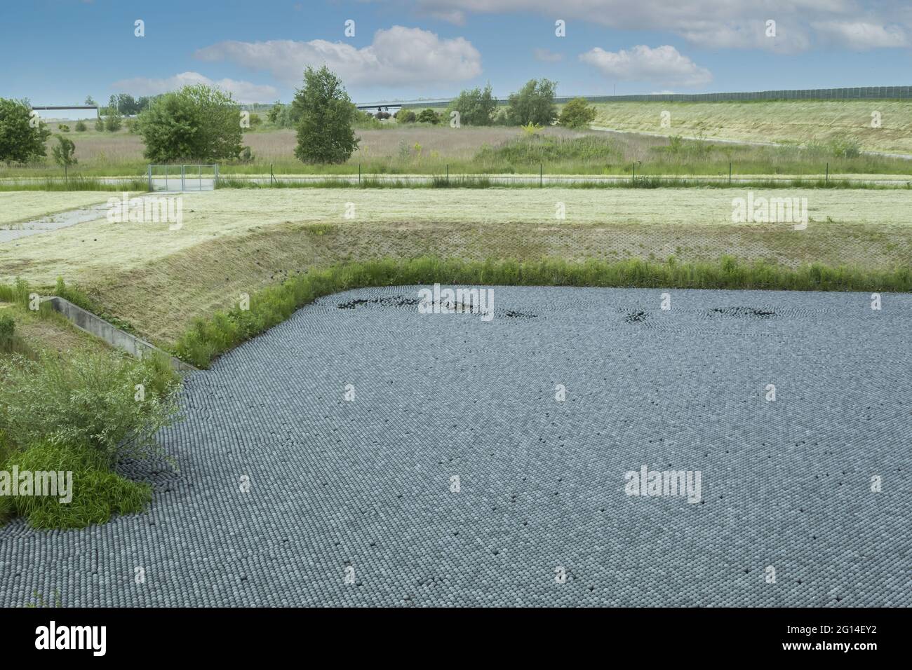 Black balls to protect reservoirs from the sun. Shade balls, small