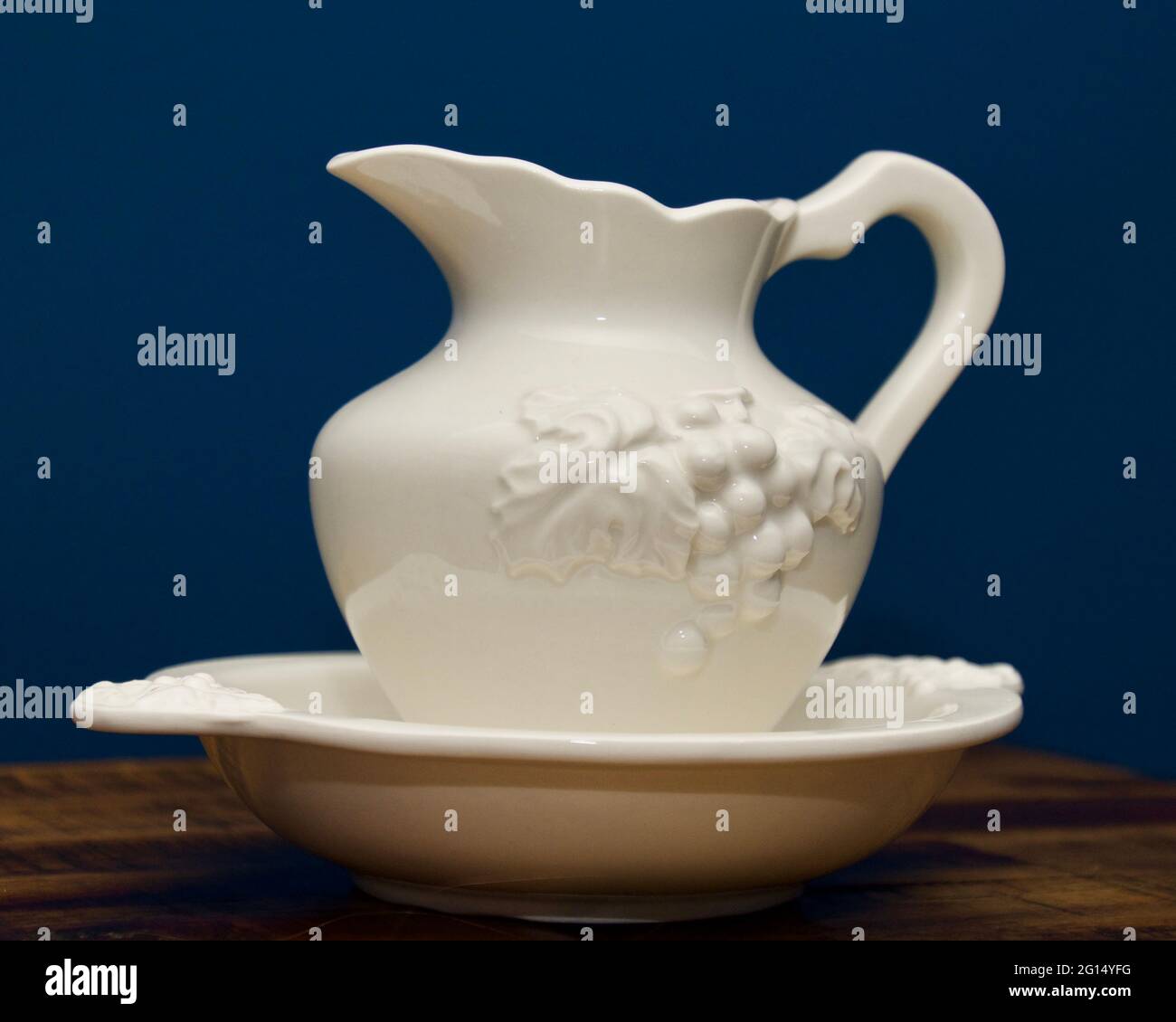 old fashioned gravy boat Stock Photo Alamy