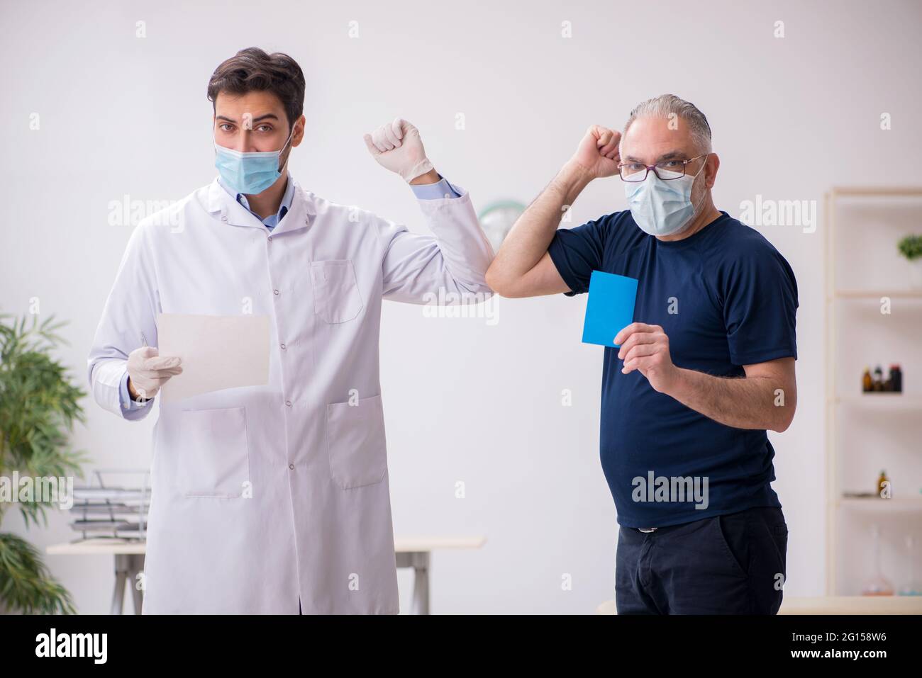 Doctor giving patient negative hi-res stock photography and images - Alamy