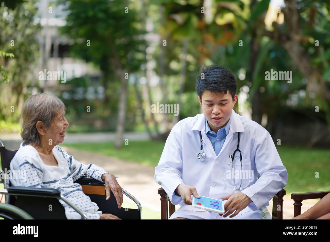 Asian doctor patient happiness hi-res stock photography and images - Alamy