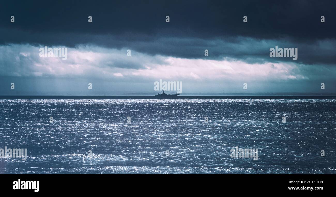 Dramatisches Foto an der Küste bei Regenschauer auf der Halbinsel Hel bei Sturm. Island Hel Poland mit Kriegsschiff am Horizont Stock Photo