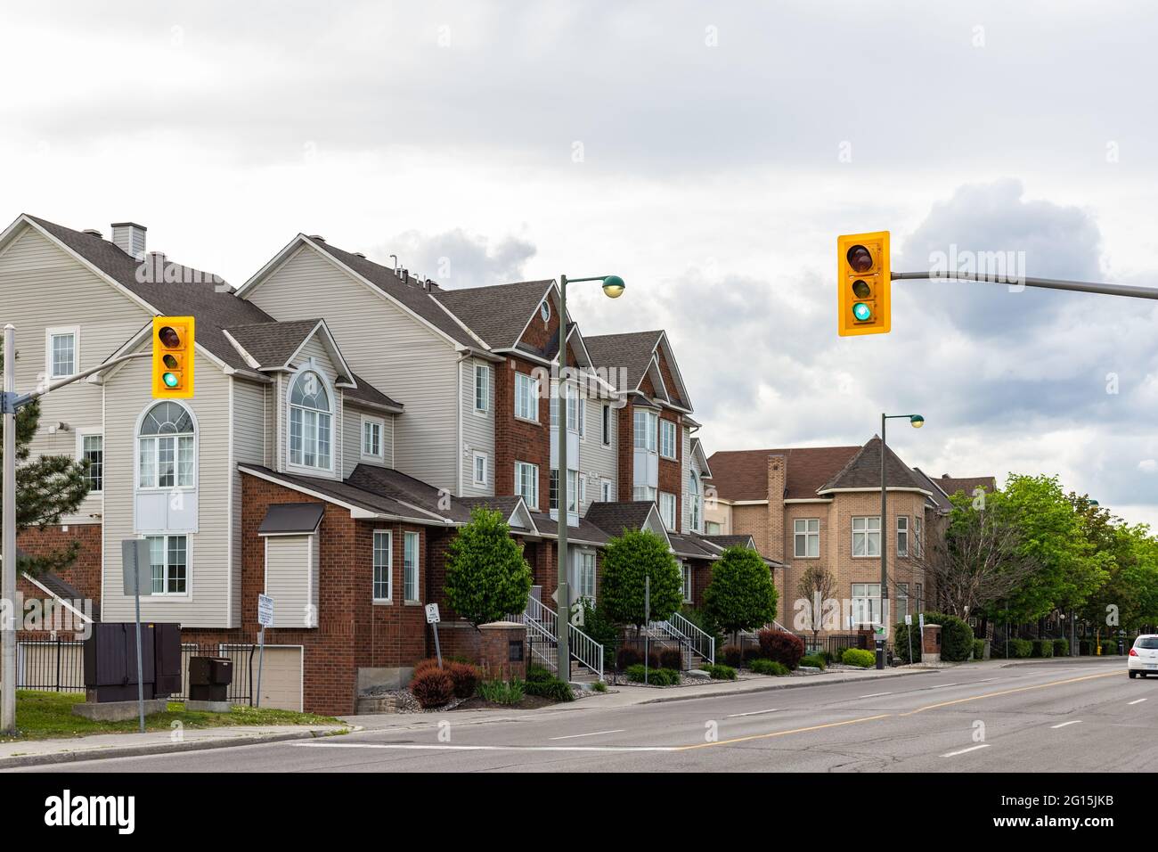 Canada, Ottawa -June 2, 2021: Street with houses and traffic lights at  pedestrian crossing in Ottawa, Canada Stock Photo - Alamy
