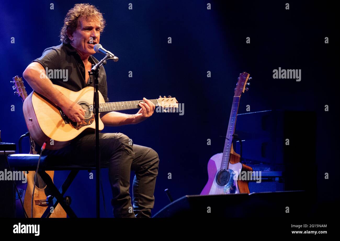 Ian Moss (Cold Chisel) performs a live solo show to celebrate 30 years