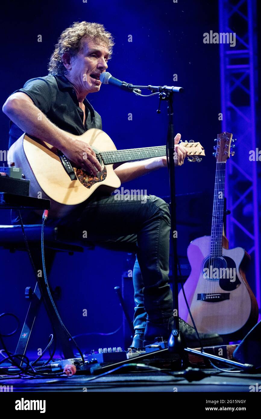 Ian Moss (Cold Chisel) performs a live solo show to celebrate 30 years