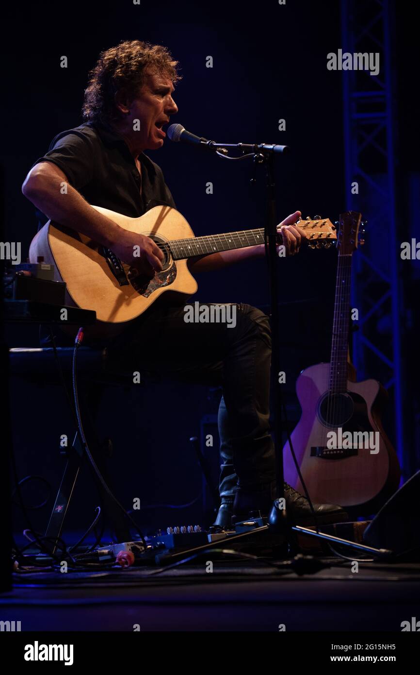 Ian Moss (Cold Chisel) performs a live solo show to celebrate 30 years