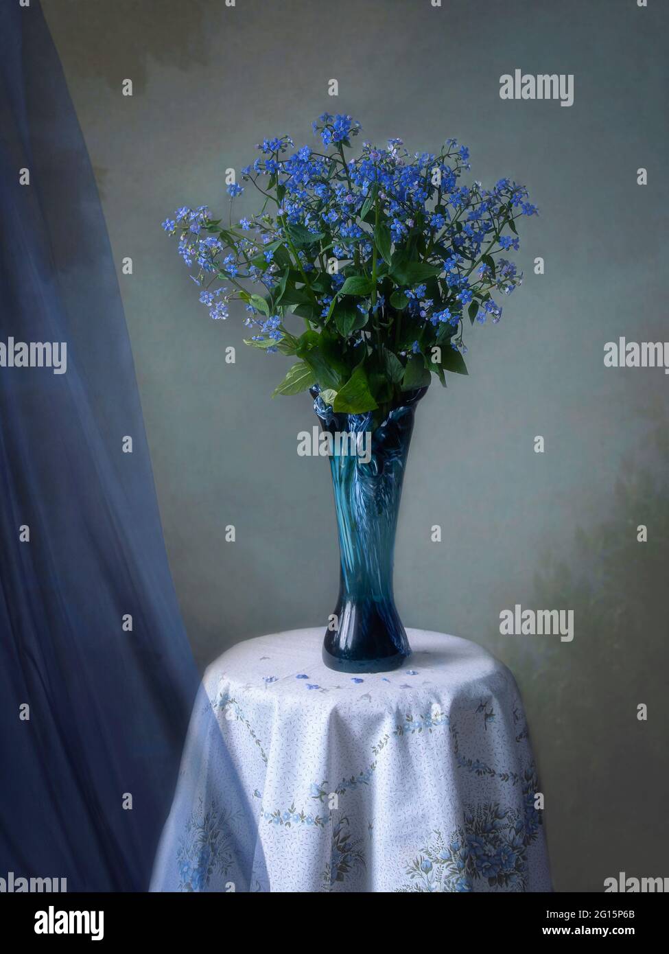 Still life with splendid bouquet of flowers Stock Photo - Alamy