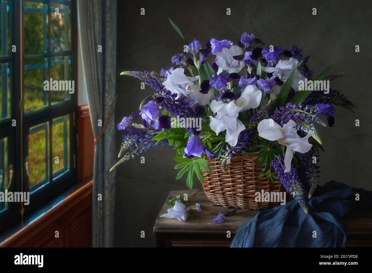 Still life with splendid bouquet of flowers Stock Photo - Alamy
