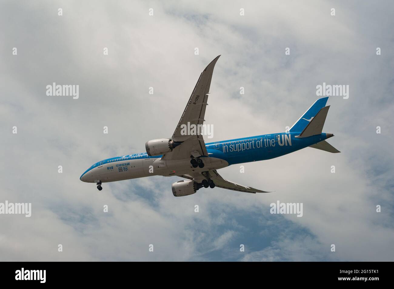 26.05.2021, Singapore, Republic of Singapore, Asia - Xiamen Air Boeing 787-9 Dreamliner passenger plane with UN special livery lands at Changi Airport. Stock Photo