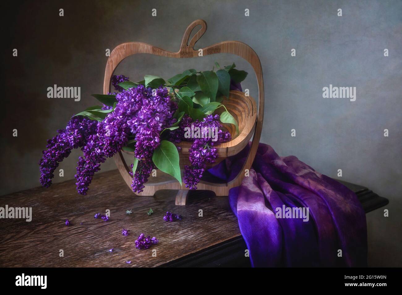 Still life with splendid bouquet of lilac Stock Photo - Alamy
