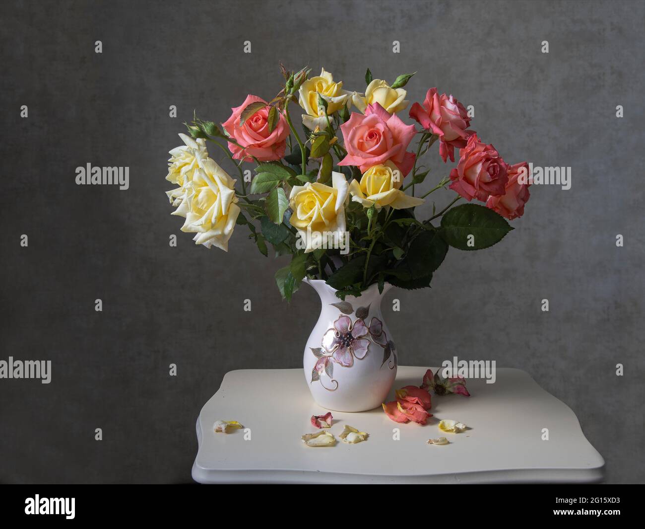 Still life with splendid bouquet of flowers Stock Photo - Alamy
