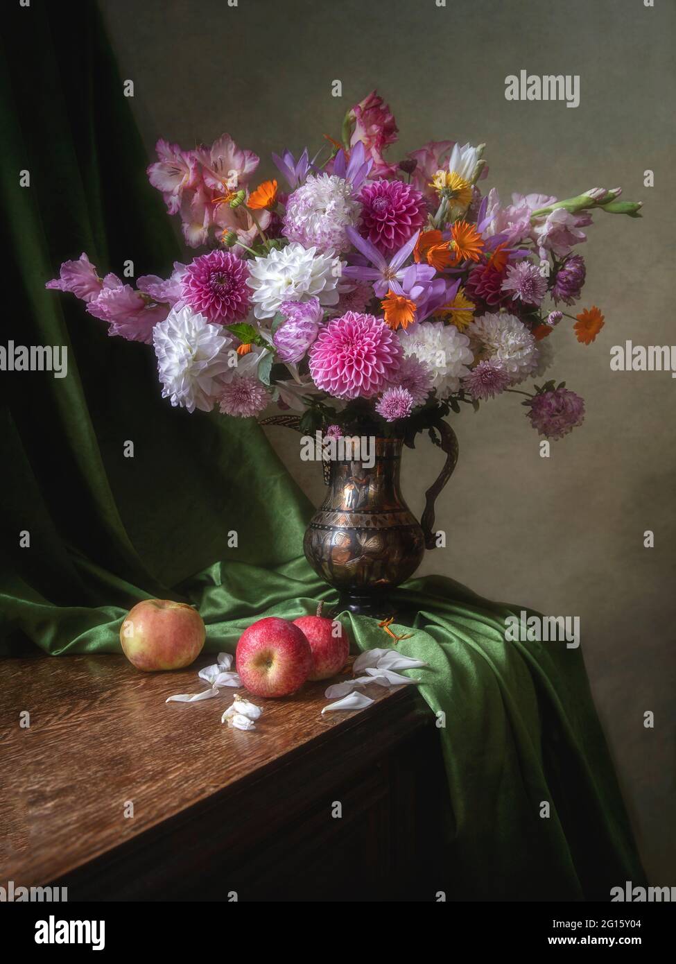 Still life with splendid bouquet of flowers Stock Photo - Alamy