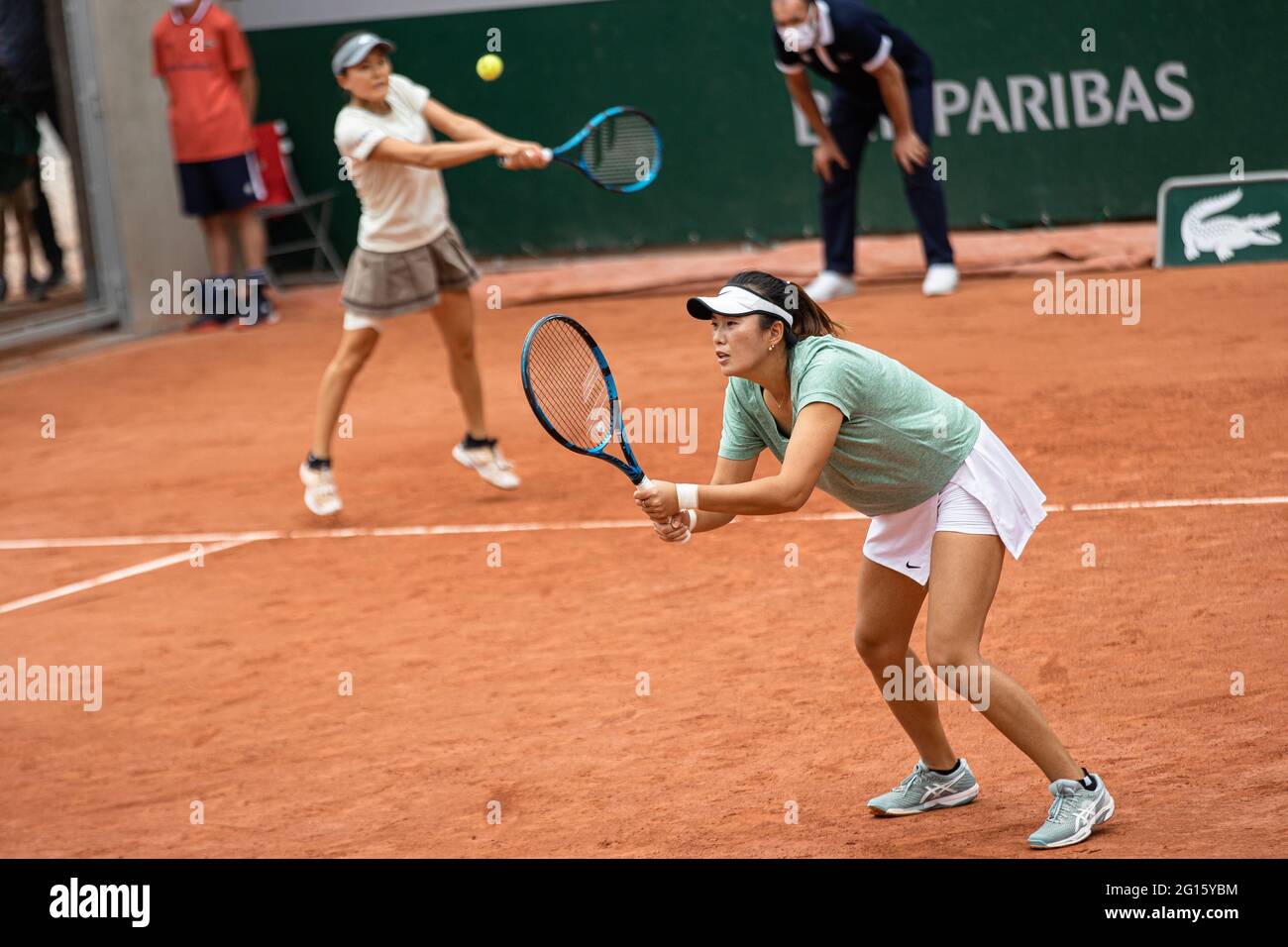 Paris, France. 4th June, 2021. Yang Zhaoxuan (R) of China and Makoto  Ninomiya of Japan compete during the women's doubles second round match  between Yang Zhaoxuan of China/Makoto Ninomiya of Japan and